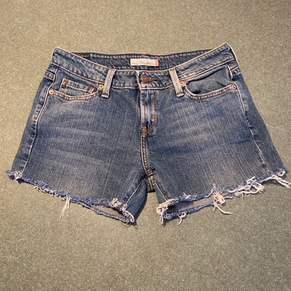 Vintage Levi’s jean shorts - Picture 6 of 7